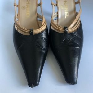 Reposhing beautiful Pre-owned Chanel vintage Twotone heel 💯Authentic